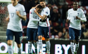 Anthony Martial et Olivier Giroud se congratulent lors du match contre le Danemark le 11 octobre 2015.