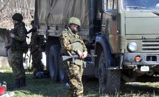 Des soldats russes bloquent l'accès à une base militaire ukrainienne le 3 mars 2014 à Bakhtchissaraï