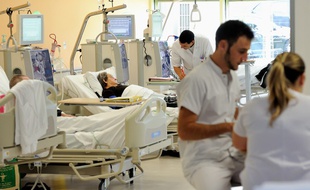 Des infirmiers dans un hôpital de Lens, le 20 septembre 2013