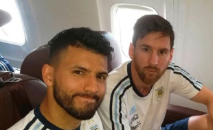 Aguero et Messi côte à côté dans l'avion, le 11 novembre dernier.