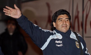 Diego Maradona arrive à l'aéroport de Marignane, le 08 février 2009.
