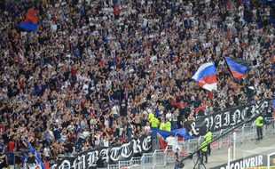 Le kop virage nord du Parc OL, dans lequel se trouvent les Bad Gones, dimanche lors du match entre Lyon et Marseille.