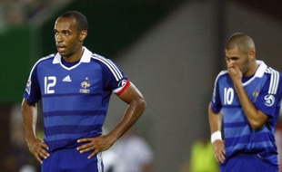 Thierry Henry et Karim Benzema, le 6 septembre 2008 à Vienne. L'équipe de France a perdu 3-1 contre l'Autriche lors de son premier match pour les qualifications pour le Mondial 2010.
Football.