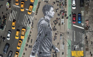L'oeuvre de l'artiste JR est un collage d'une photo sur le sol du Flatiron Plaza à New York