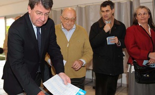 Le ministre du Travail Xavier Darcos, candidat UMP pour les régionales en Gironde, est allé voter à La Teste-de-Buche le 21 mars 2010.