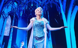 Depuis le 17 novembre, le parc Disneyland Paris propose «La Reine des Neiges : Une invitation musicale», un court spectacle en forme de comédie musicale interactive