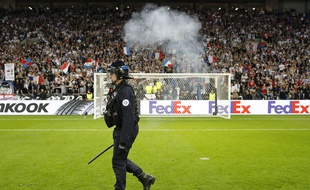 Un officier de police sur la pelouse du Parc OL, avant OL-Besiktas