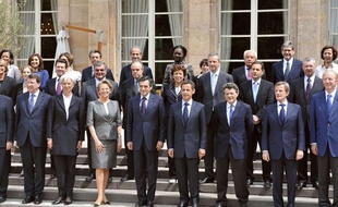 Le gouvernement français le 24 juin 2009 sur le perron de l'Elysée.