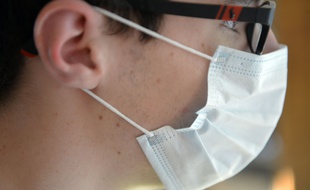 Une personne porte un masque chirurgical. (illustration)
