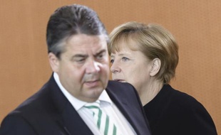 Le ministre de l'Economie et de l'Energie Sigmar Gabriel et la chancelière allemande Angela Merkel, à Berlin le 2 juillet 2014