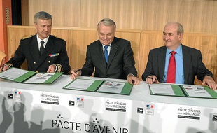 Patrick Strzoda (à gauche) lors de la signature du pacte d'avenir à Rennes.