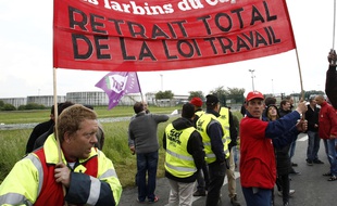 Des manifestants avec une banderole de la CGT, bloquant le dépôt de carburant de Douchy-les-Mines, le 23 mai 2016.