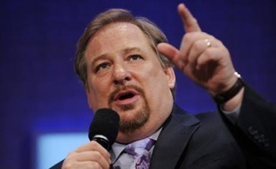 "Inviter le révérend Rick Warren à prononcer la prière lors de votre investiture constitue une vraie gifle pour les homosexuels américains", a écrit Joe Solmonese, président de HRC.