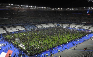 La pelouse du Stade de France, à Saint-Denis, occupée par les spectateurs du match amical France-Allemagne, après les attaques de Paris, le 13 novembre 2015