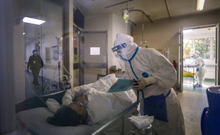 Un nouveau patient est hospitalisé, dimanche 16 février 2020, à l'hôpital Jinyintan à Wuhan.