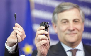 Le commissaire européen Antonio Tajani montre le 8 février 2011 un prototype d'un nouveau éventuel chargeur universel pour téléphone portable, que l'UE s'est engagée jeudi à imposer d'ici trois ans