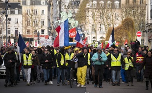 Des gilets jaunes défilent à Rouen, le 11 janvier 2020.