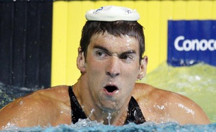 La minute Pierre Bellemare de Michael Phelps. Aujourdhui, lAméricain est heureux de vous présenter le bonnet de bain qui fait aussi bonnet de nuit.