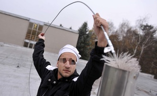 Illustration d'un ramoneur se servant de son hérisson.