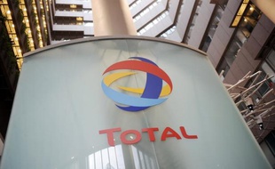 Total a annoncé mercredi avoir démarré l'extraction d'un gisement de gaz à condensats (contenant également du pétrole) au large de l'Indonésie, deux mois plus tôt que prévu, une bonne nouvelle pour sa production mondiale d'hydrocarbures, plombée cette année par divers problèmes.