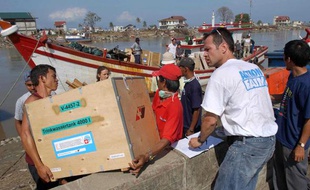 Action contre la faim aide la population de Banda Aceh, en Indonésie, après le tsunami, en janvier 2005.