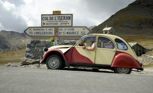 Illustration d'une voiture Citroën 2cv en montagne