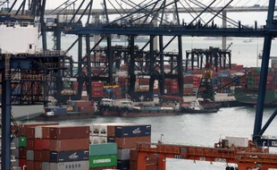 La croissance chinoise, qui donnait des signes inquiétants de faiblesse, s'est accélérée au troisième trimestre, profitant de mesures pro-croissance du gouvernement et d'un début de reprise mondiale favorable aux exportations.