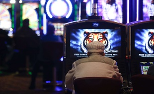 Une machine à sous dans un casino américain. Illustration