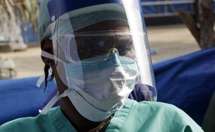 Une soignante dans un centre de traitement du virus Ebola à Freetown en Sierra Leone le 19 décembre 2014