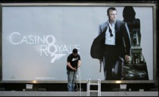"Casino Royale" est le premier 007 écrit par Ian Fleming, mais les concepteurs du film n'en ont obtenu les droits qu'en 2000. Tourné en Grande-Bretagne, en République tchèque, aux Bahamas, avec des acteurs du monde entier, il nourrit la même fibre internationale que les précédentes oeuvres.