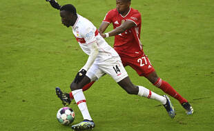 Silas Wamangituka à la lutte avec David Alaba lors du match de Bundesliga entre le Bayern Munich et le VfB Stuttgart, le 20 mars 2021.