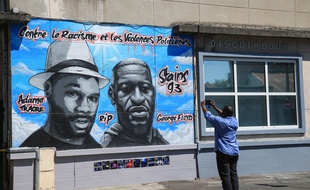 Un graffiti représentant Adama Traoré (à gauche) et George Floyd, sur un mur à Stains.