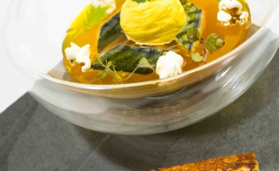 Maquereau en gelée de soupe sur rouille, mousse safran et finger sardine.