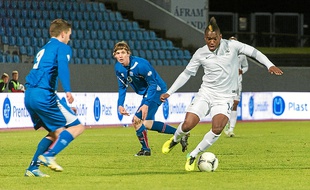 Thievy Bifouma (en blanc), ici sous le maillot de l'équipe de France Espoirs.