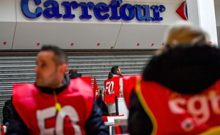 Des salariés de Carrefour manifestent contre les suppressions de postes à Lomme, près de Lille.