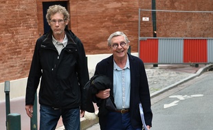 Gilles Bertin, l'ex chanteur punk, et son avocat, Christian Etelin, à leur arrivée devant les assises de la Haute-Garonne le 6 juin 2018.