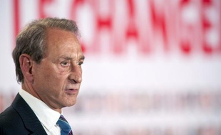 Le maire PS de Paris Bertrand Delanoë a qualifié de "choquant" lundi les deux arrêtés anti-mendicité que le préfet de police vient de prendre sur les secteurs des grands magasins (Caumartin-Haussmann) et du Louvre, après celui des Champs-Elysées.