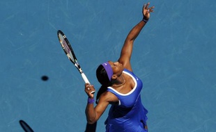 Serena Williams a concédé sa première défaite à l'Open d'Australie depuis 2008, pour être éliminée dès les huitièmes de finale, alors qu'Andy Murray s'est qualifié très tranquillement, sur abandon, pour les quarts de finale, lundi à Melbourne.