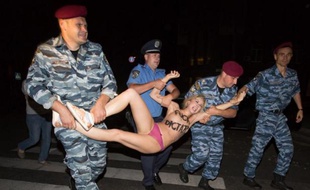 Le groupe féministe Femen, connu pour des manifestations seins nus, a annoncé mercredi qu'il fermait son bureau à Kiev au lendemain d'une descente de police qui y avait découvert des armes. RESTRICTED TO EDITORIAL USE - MANDATORY CREDIT "AFP PHOTO / FEMEN PRESS-SERVICE " - NO MARKETING NO ADVERTISING CAMPAIGNS - DISTRIBUTED AS A SERVICE TO CLIENTS