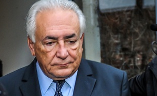 Dominique Strauss-Kahn quitte son hôtel à Lille, le 11 février 2015.