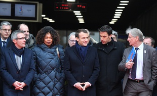 Laura Flessel, avec le président la République Emmanuel Macron et celui de Paris 2024 Tony Estanguet, lors d'une visite à Saint-Denis le 28 février 2018.
