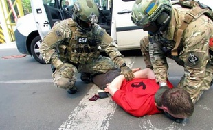Photo tirée d'une vidéo mise en ligne le 6 juin 2016 par les services de sécurité ukrainiens (SBU) montrant l'arrestation d'un français à la frontière ukraino-polonaise le 21 mai 2016