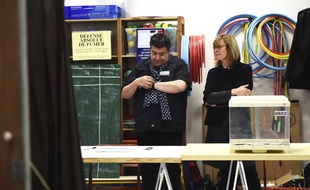 Un bureau de vote attend les votants à Marseille, le 7 mai 2017.