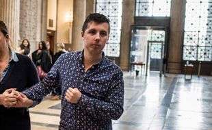 Marin Sauvajon, accompagné de sa mère, au tribunal de Lyon pour le procès de son agresseur en mai 2018. (Archives)