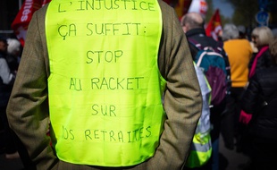 Un gilet jaune pendant la manifestation de retraités à Paris contre les projets de réforme des retraites du gouvernement, le 11 avril 2019.