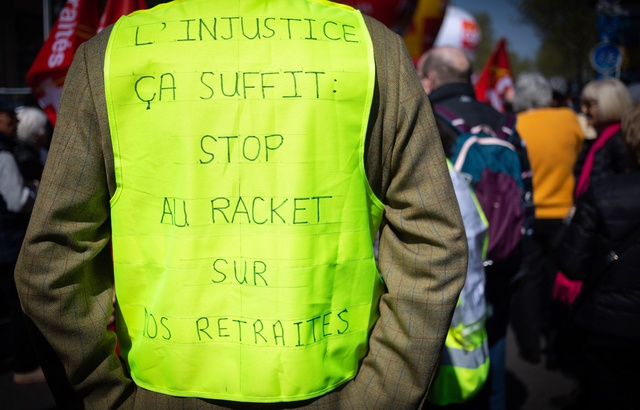 PAUVRETÉS, INÉGALITÉS, etc. 640x410_gilet-jaune-pendant-manifestation-retraites-paris-contre-projets-reforme-retraites-gouvernement-11-avril-2019