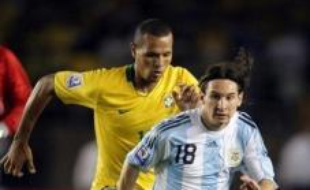 Toujours en première période, l'Argentin Messi se procurait lui aussi une bonne occasion d'ouvrir le score: entré dans la surface après un raid solitaire, son tir croisé était contré par un défenseur brésilien.