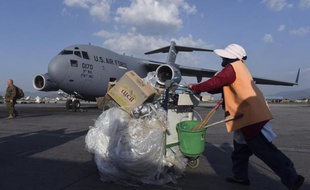 Un hélicopère américain C-17 le 3 mai 2015 sur le tarmac de l'aéroport de Katmandou