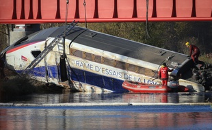 Strasbourg le 15 novembre 2015. Levage de la motrice du TGV Est accidenté. sous le regard des badauds.