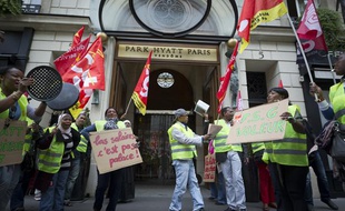 Manifestation devant l'hôtel Park Hyatt Paris-Vendôme à Paris, le 22 septembre 2013.